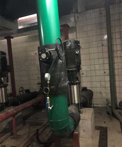 生活水管道保溫施工現(xiàn)場.jpg 生活水管道保溫施工現(xiàn)場.jpg